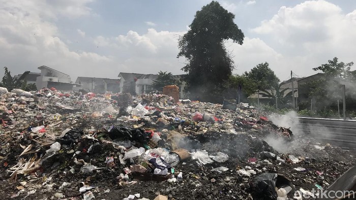 Lahan pembuangan dan pembakaran sampah di Pondok Betung, Pondok Aren, Tangerang Selatan, 20 September 2021. (Firda Cynthia/detikcom)