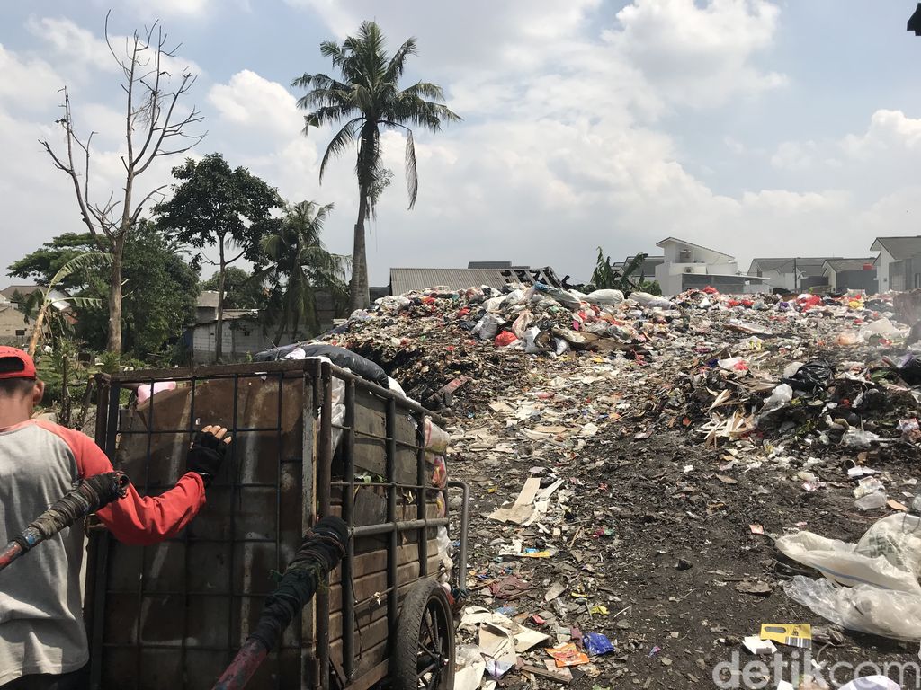 Lahan pembuangan dan pembakaran sampah di Pondok Betung, Pondok Aren, Tangerang Selatan, 20 September 2021. (Firda Cynthia/detikcom)