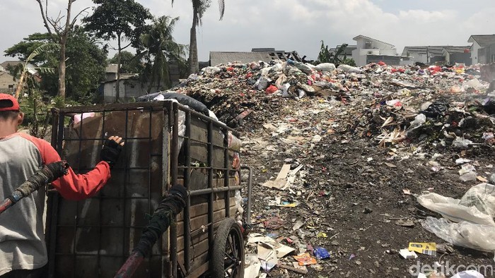 Lahan pembuangan dan pembakaran sampah di Pondok Betung, Pondok Aren, Tangerang Selatan, 20 September 2021. (Firda Cynthia/detikcom)