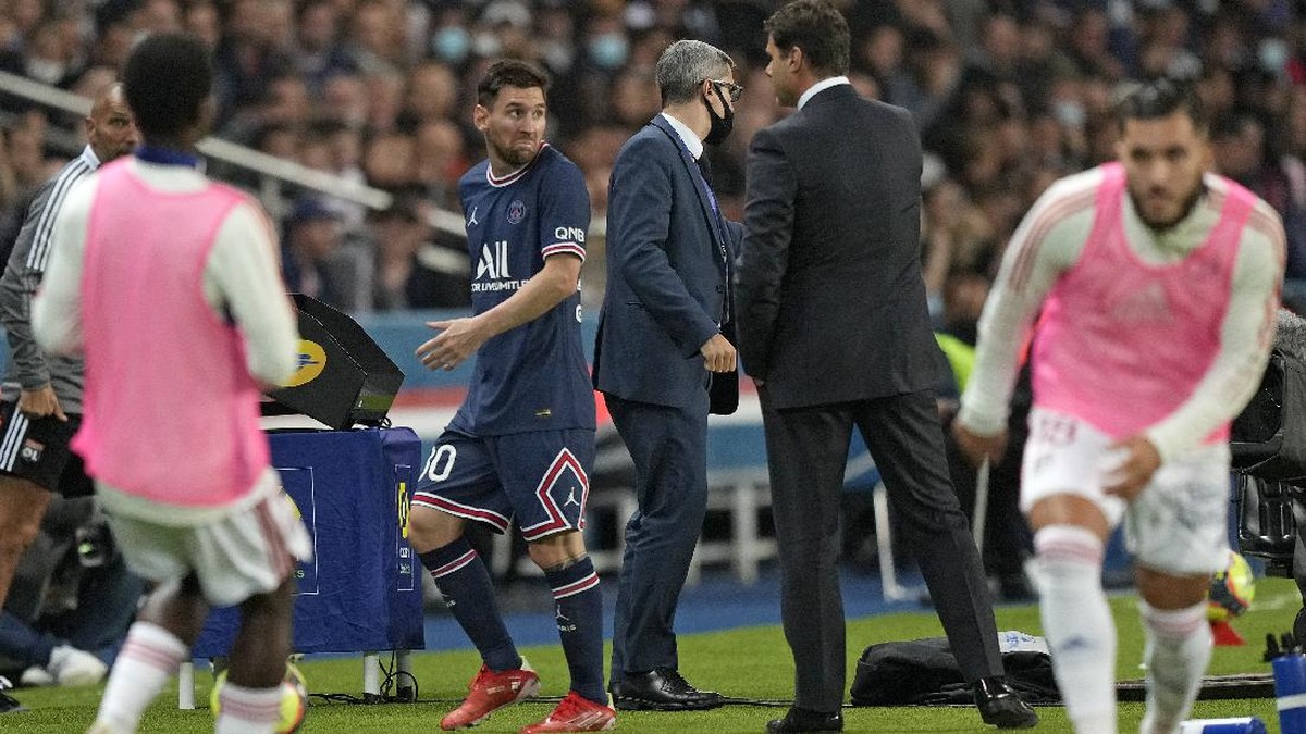 Momen Lionel Messi ditarik keluar Mauricio Pochettino di pertandingan PSG vs Lyon. (Foto: Francois Mori/AP)