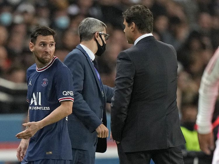 Foto Ekspresi Bete Lionel Messi Saat Diganti Pochettino