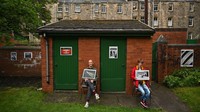 Pameran fotografi karya mereka bukanlah eksibisi biasa karena dipajang di depan rumah kecilnya.  Foto: Getty Images/Jeff J Mitchell