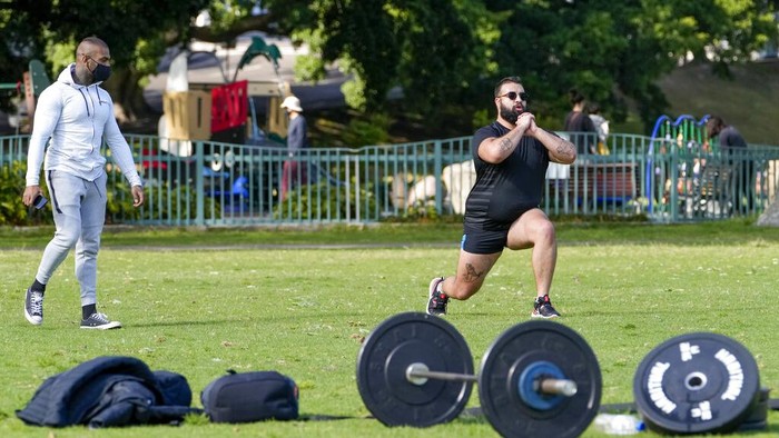 Lockdown di kawasan Australia diperpanjang hingga Oktober mendatang. Imbasnya, taman di Sydney pun jadi tempat nge-gym warga saat lockdown.