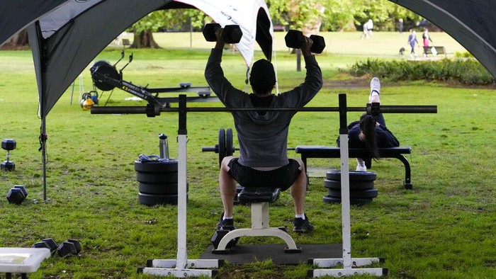 Lockdown di kawasan Australia diperpanjang hingga Oktober mendatang. Imbasnya, taman di Sydney pun jadi tempat nge-gym warga saat lockdown.