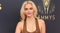 Dalam The Handmaids Tale, Madeline Brewer berperan sebagai Janine. Foto: Getty Images via AFP/RICH FURY