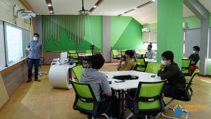 Mahasiswa Departemen Teknik Fisika ITS di kuliah hybrid, Senin (20/9/2021).