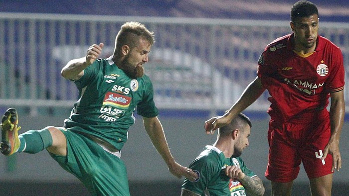 Pesepakbola PSS Mario Maslac (kiri) berebut bola dengan pesepakbola Persija Jakarta Yan Motta (kanan) dalam lanjutan laga Liga 1 di Stadion Pakansari, Kabupaten Bogor, Jawa Barat, Minggu (5/9/2021). Pertandingan berakhir dengan skor 1-1. ANTARA FOTO/Yulius Satria Wijaya/rwa.