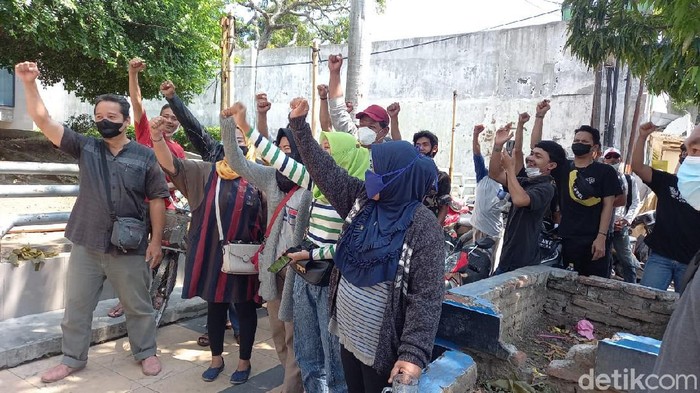 Massa demo tolak proyek Malioboro-nya Kota Tegal senilai Rp 9 miliar, Senin (20/9/2021).