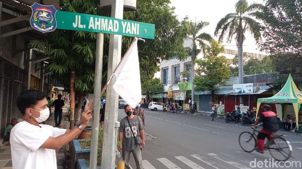 Massa demo tolak proyek 'Malioboro'-nya Kota Tegal senilai Rp 9 miliar, Senin (20/9/2021).