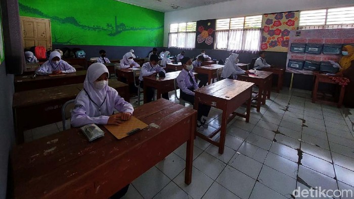 Pembelajaran Tatap Muka (PTM) mulai dilakukan di Siswa SMP Negeri 3 Ngamprah, Kabupaten Bandung Barat (KBB). Anak-anak tampak gembira bisa masuk sekolah lagi.