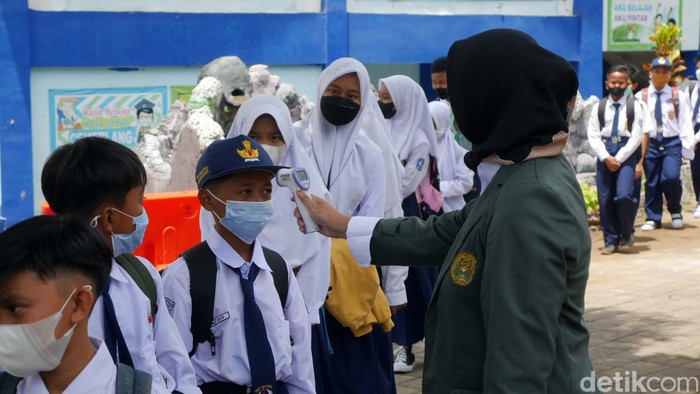 Pembelajaran Tatap Muka (PTM) mulai dilakukan di Siswa SMP Negeri 3 Ngamprah, Kabupaten Bandung Barat (KBB). Anak-anak tampak gembira bisa masuk sekolah lagi.