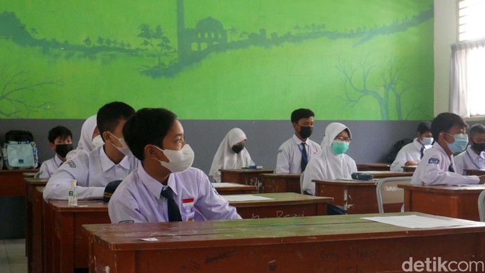 Pembelajaran Tatap Muka (PTM) mulai dilakukan di Siswa SMP Negeri 3 Ngamprah, Kabupaten Bandung Barat (KBB). Anak-anak tampak gembira bisa masuk sekolah lagi.