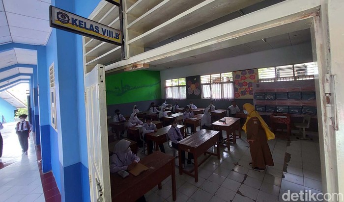 Pembelajaran Tatap Muka (PTM) mulai dilakukan di Siswa SMP Negeri 3 Ngamprah, Kabupaten Bandung Barat (KBB). Anak-anak tampak gembira bisa masuk sekolah lagi.