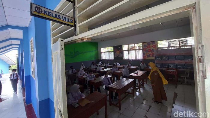 Pembelajaran Tatap Muka (PTM) mulai dilakukan di Siswa SMP Negeri 3 Ngamprah, Kabupaten Bandung Barat (KBB). Anak-anak tampak gembira bisa masuk sekolah lagi.