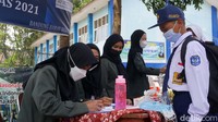 Setiap siswa yang menjalani PTM wajib mengantongi izin dari orangtua. Apabila tak diizinkan, mereka akan tetap menjalani pembelajaran jarak jauh.