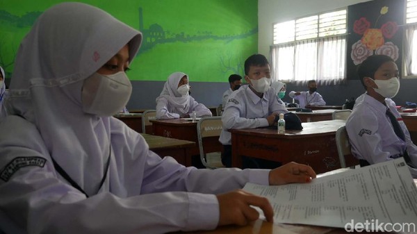 Kegembiraan Siswa Saat Pelaksanaan PTM di Bandung Barat