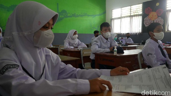 Pembelajaran Tatap Muka (PTM) mulai dilakukan di Siswa SMP Negeri 3 Ngamprah, Kabupaten Bandung Barat (KBB). Anak-anak tampak gembira bisa masuk sekolah lagi.