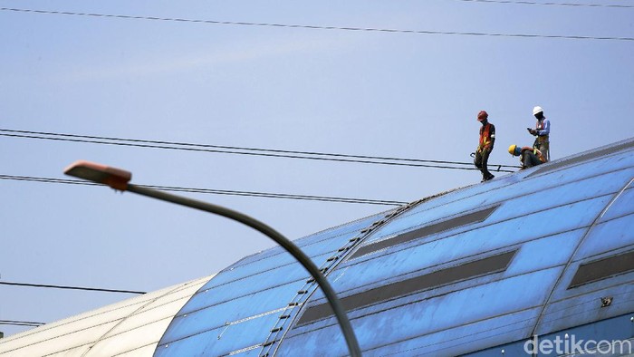 Menanti Beroperasinya LRT Jabodebek yang Siap Dijajal Tahun Depan Pembangunan LRT Jabodebek menambah daftar transportasi publik yang ada di Ibu Kota. Rencananya, LRT Jabodebek bakal beroperasi pertengahan tahun depan.