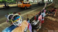 Ondel-ondel dengan beragam ukuran dijajakan.