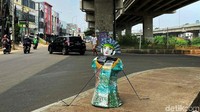 Miniatur ondel-ondel ini dibuat dari barang bekas.