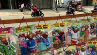 Miniatur ondel-ondel itu dijual variatif mulai dari harga Rp 25 ribu hingga Rp 350 ribu.