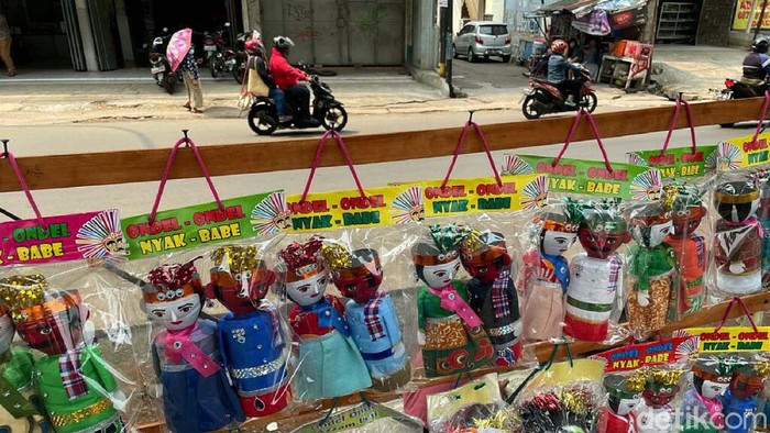 Mencari Cuan Lewat Miniatur Ondel-ondel Miniatur ondel-ondel dijajakan di kolong jembatan Tol Becakayu, Jalan Kalimalang raya, Kota Bekasi. Ondel-ondel ini dibuat dari barang bekas.
