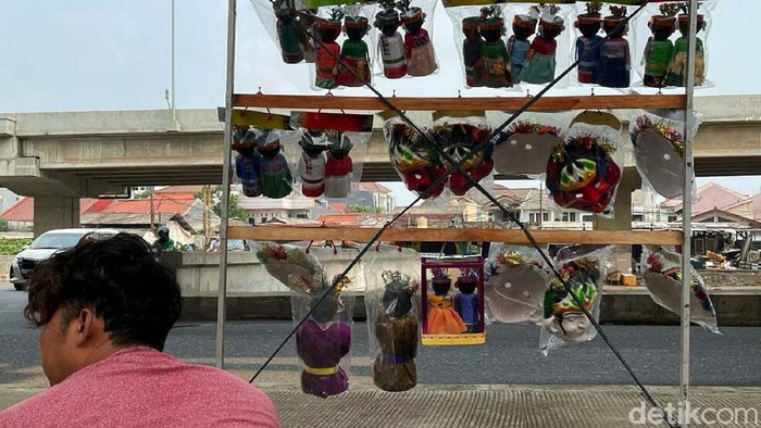 Miniatur ondel-ondel dijajakan di kolong jembatan Tol Becakayu, Jalan Kalimalang raya, Kota Bekasi. Ondel-ondel ini dibuat dari barang bekas.