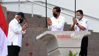 Menteri PUPR Basuki Hadimuljono dan Anies mendampingi Jokowi. 