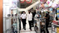 Jokowi meresmikan dan blusukan di Rusun Pasar Rumput, Jakarta, Senin (20/9/2021).