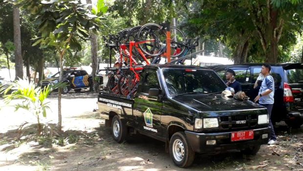 Nekat Gowes ke Pantai Selatan Saat PPKM, Wali Kota Malang Jadi Sorotan Rombongan gowes Wali Kota Malang Sutiaji yang maksa masuk kawasan pantai Malang selatan jadi sorotan. Pasalnya kawasan itu masih tutup imbas PPKM Level 3.