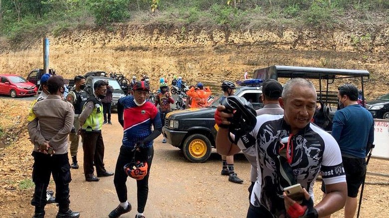 Rombongan gowes Wali Kota Malang Sutiaji yang maksa masuk kawasan pantai Malang selatan jadi sorotan. Pasalnya kawasan itu masih tutup imbas PPKM Level 3.