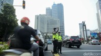 Direktur Lalu Lintas (Dirlantas) Polda Metro Jaya Kombes Pol Sambodo Purnomo Yogo mengatakan, pihaknya tidak akan melakukan razia di jalan selama masa Operasi Patuh Jaya 2021. Alasannya, agar tidak memicu kerumunan di tengah masa pandemi.