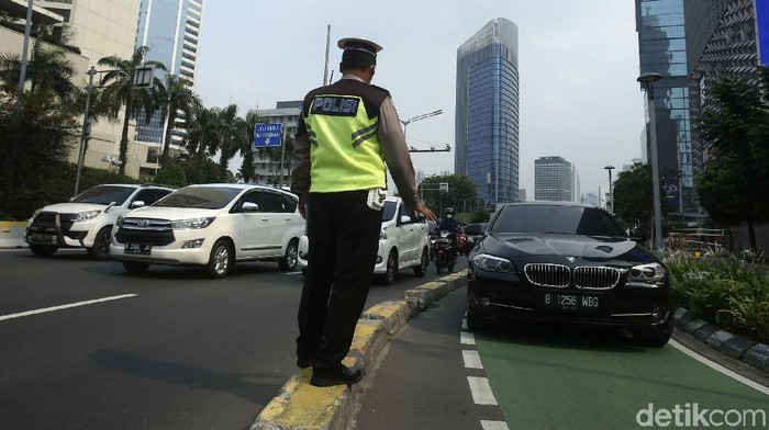 Polda Metro Jaya menggelar Operasi Patuh Jaya 2021. Sejumlah pengendara yang melanggara aturan di Bundaran HI, Jakarta, ditilang.