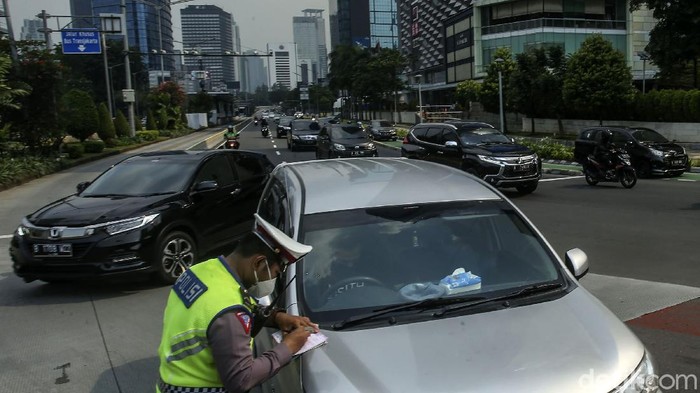Polda Metro Jaya menggelar Operasi Patuh Jaya 2021. Sejumlah pengendara yang melanggara aturan di Bundaran HI, Jakarta, ditilang.