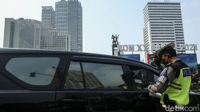 Operasi Patuh Jaya 2021, Pengendara Nakal Ditilang Polda Metro Jaya menggelar Operasi Patuh Jaya 2021. Sejumlah pengendara yang melanggara aturan di Bundaran HI, Jakarta, ditilang.