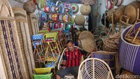 Sejak pandemi COVID-19, Iskandar mengakui omzetnya melorot hingga 75%.