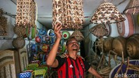 Berbagai kerajinan rotan seperti kursi, tudung saji, sekat, kap lampu, kursi motor untuk anak dijual di tempat ini.