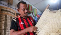Selain menjual barang kerajinan dari rotan, Iskandar juga menerima jasa servis barang rotan. Servis barang rotan menjadi andalan Iskandar ketika penjualannya menurun drastis. Untuk servis produk rotan, Iskandar mematok tarif mulai dari 300 ribu rupiah.