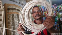 Bahan baku rotan didapatkan dari daerah Cirebon.