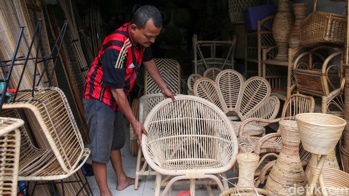 Perajin rotan ini terdampak pandemi COVID-19. Pedagang yang berjualan kerajinan rotan di Pasar Minggu, Jakarta, mengaku omsetnya turun hingga 75%.
