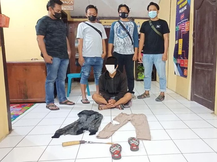 Pria di Ngawi membacok orang yang berutang kepadanya. Ia mengaku membutuhkan uang yang dipinjam keluarga korban untuk biaya persalinan sang istri.