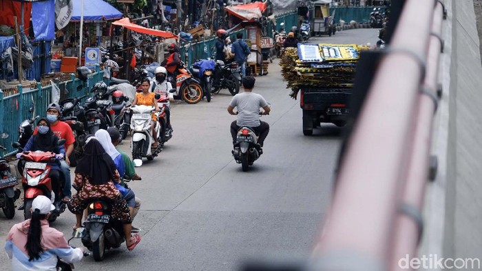 Pemotor melawan arus masih saja terjadi di sekitar Pasar Ciputat, Tangerang Selatan. Aksi ini membahayakan pengendara lain yang melintas.