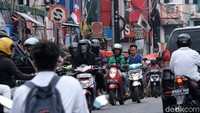 Aksi ini bisa menimbulkan kecelakaan lalu-lintas karena banyak pengendara yang melintas.