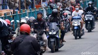 Sanksi cabut SIM bisa saja menanti. Lewat Perpol Nomor 5 Tahun 2021, setiap pelanggaran akan diakumulasikan dan terbagi atas dua penalti, yakni setiap pemilik SIM diberikan batas 12 poin (penahanan dan pencabutan sementara) dan 18 poin (pencabutan permanen sesuai keputusan pengadilan).