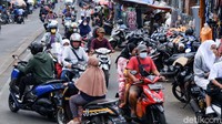 Sejumlah pemotor melawan arus di sekitar Pasar Ciputat, Tangerang Selatan, Banten, Senin (20/9/2021).