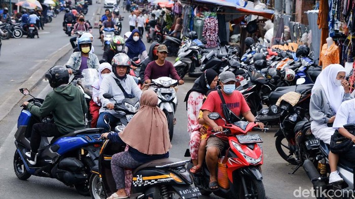 Pemotor melawan arus masih saja terjadi di sekitar Pasar Ciputat, Tangerang Selatan. Aksi ini membahayakan pengendara lain yang melintas.