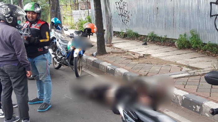 Pemotor terkapar usai tabrak trotoar di Jl MH Tamrin, Kota Tangerang