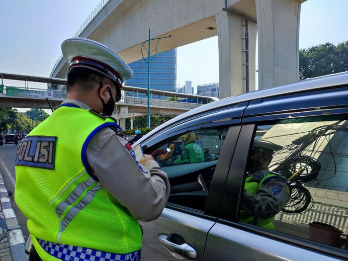 Pengemudi mobil diberi tilang gara-gara melanggar ganjil genap di Jalan HR Rasuna Said (Nahda-detikcom)