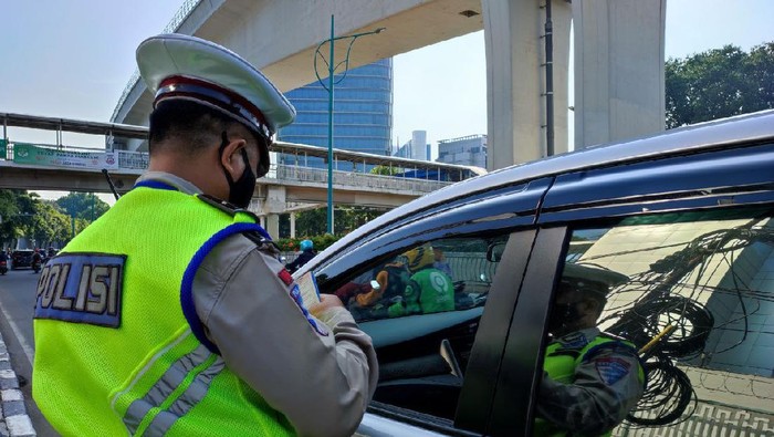 Pengemudi mobil diberi tilang gara-gara melanggar ganjil genap di Jalan HR Rasuna Said (Nahda-detikcom)