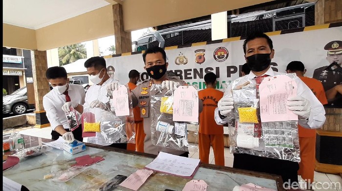 Penjual es kelapa di Tasikmalaya nyambi jual obat terlarang